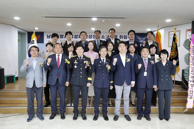 제8대 유성재 남성의용소방대장(앞줄 왼쪽 세번째) 취임식.(사진제공=부산소방재난본부)