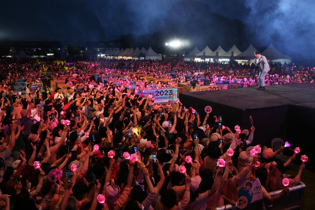 미사경정공원에서 열린 ‘2023 하남 BBF’에서 수많은 인파 속에 가수 ‘이찬원’의 공연이 진행되고 있다. (사진=국민체육진흥공단)