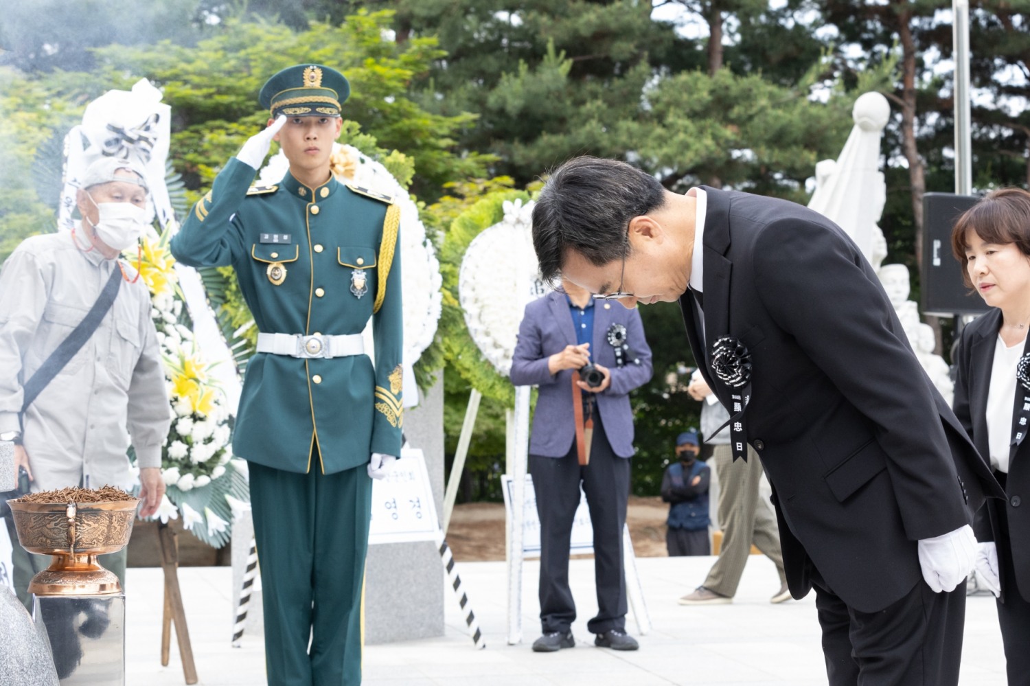수원현충탑에서 열린 제68회 현충일 추념식에서 김동연 지사가 분향을 하고 있다.
