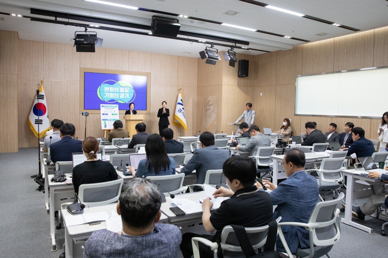 경기도형 평생학습 공유플랫폼 구축 관련 기자회견을 진행하고 있다.