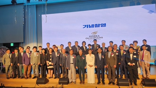 6월 12일 서울시 송파구 올림픽 파크텔 올림피아홀에서 열린 (사)대한올림피언협회 출범식 기념촬영.(사진제공=아이넷방송)