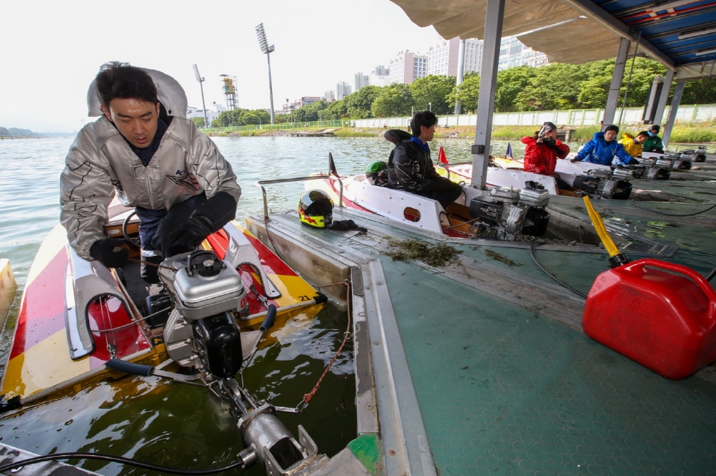 미사리경정장에서 선수들이 신형 모터 성능 테스트를 위해 준비하고 있다. (사진=국민체육진흥공단)