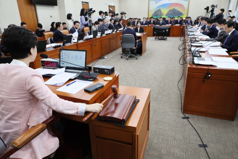 사진=연합뉴스 (15일 열린 국회 정무위원회 전체회의에서 백혜련 위원장이 의사봉을 두드리고 있다)