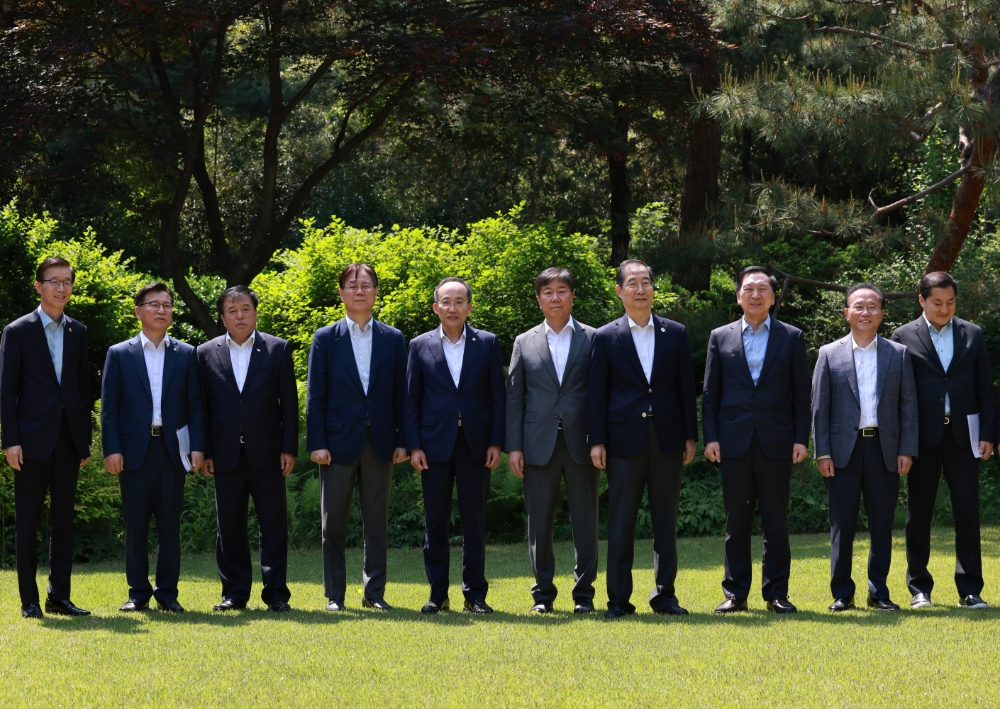 한덕수 국무총리(오른쪽 네 번째)가 지난달 14일 서울 종로구 총리 공관에서 열린 고위당정협의회에 앞서 국민의힘 윤재옥 원내대표(오른쪽 두 번째), 국민의힘 김기현 대표(오른쪽 세 번째), 추경호 경제부총리 겸 기획재정부 장관(왼쪽 다섯 번째), 김대기 대통령 비서실장(왼쪽 여섯 번째)과 기념 촬영하고 있다. 사진=연합뉴스