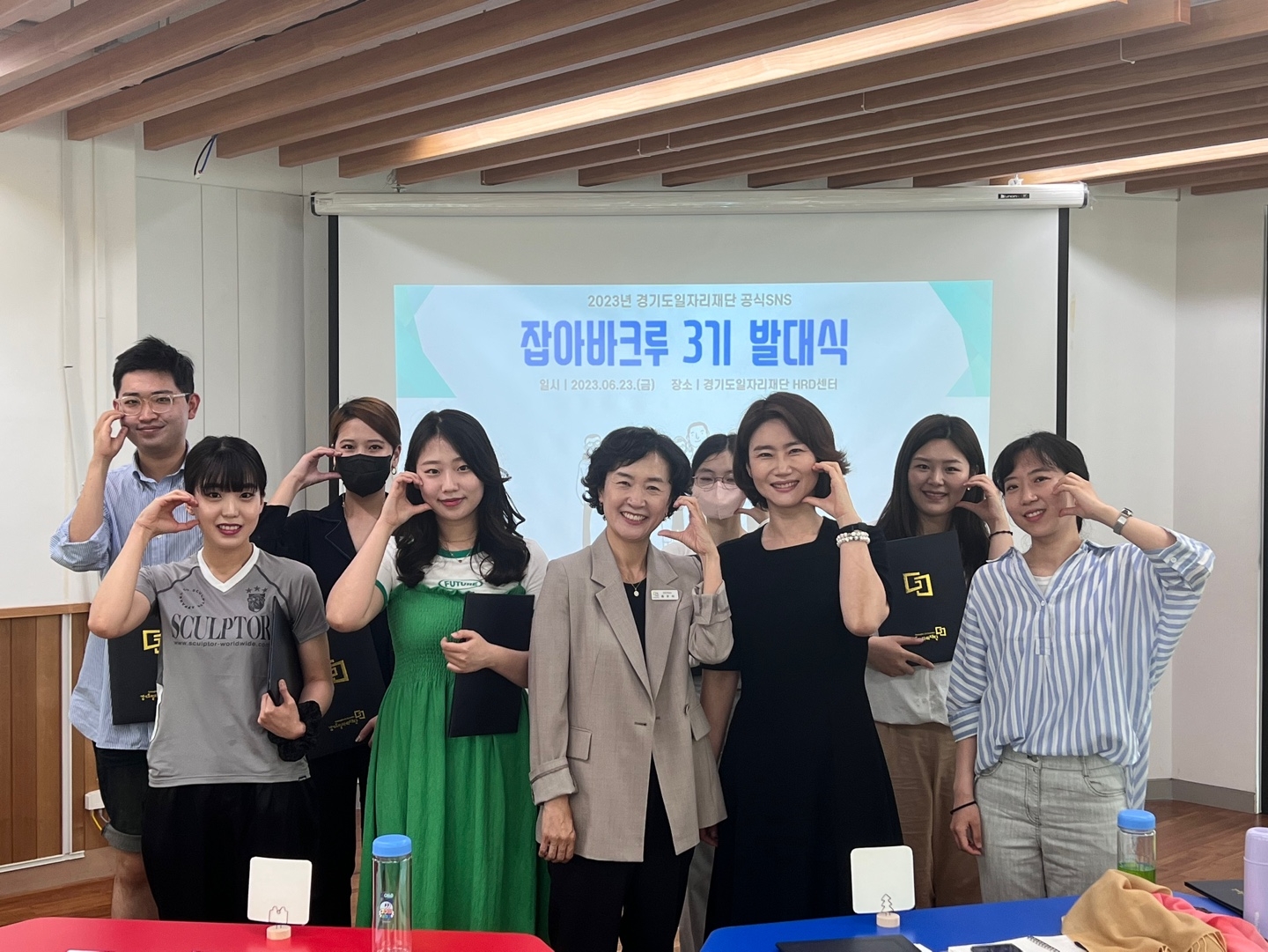 발대식 참석인사들이 기념촬영을 하고있다.