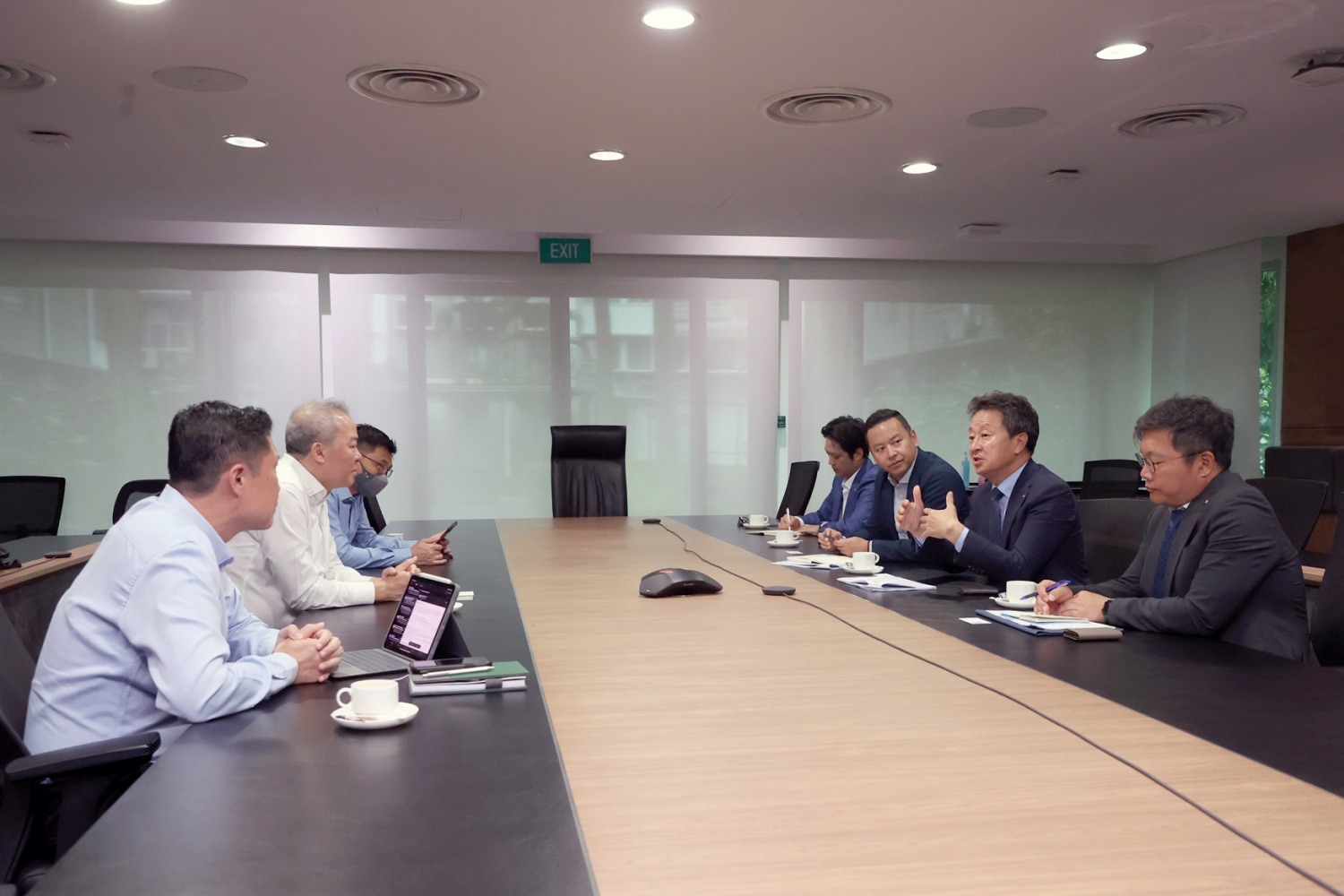 대우건설 백정완 사장이 싱가포르 LTA 응 랑 청장 등 LTA 관계자와 면담하고 있다.(사진=대우건설)