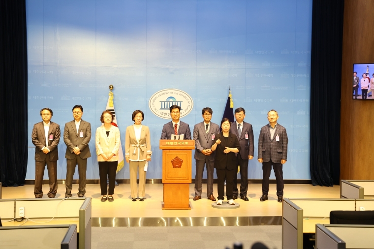 사진=김영식 의원 (국회 소통관에서 고준위 방사성폐기물 특별 법안 제정 촉구 성명서를 발표하고 있다, 2023.6.21)