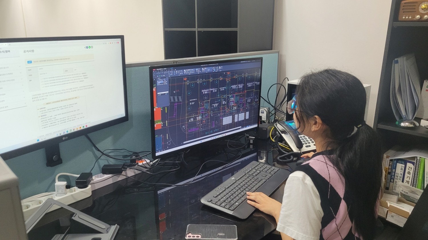 그린리모델링 사업 관련 업무 중인 청년 인턴 모습.(사진=국토안전관리원)