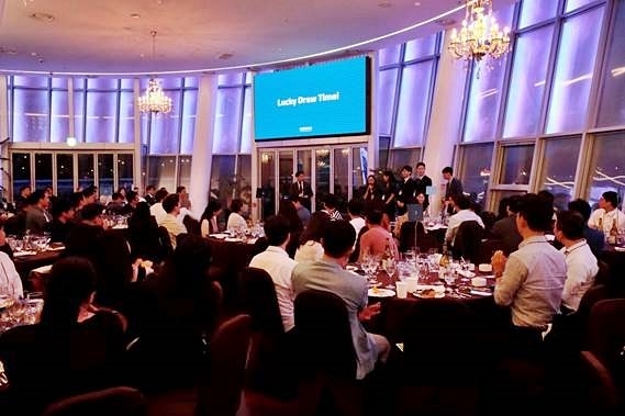 고객사 임직원과 법무법인 미션 소속 변호사를 소개하는 법무법인 미션 김성훈 대표변호사.(제공=법무법인 미션)