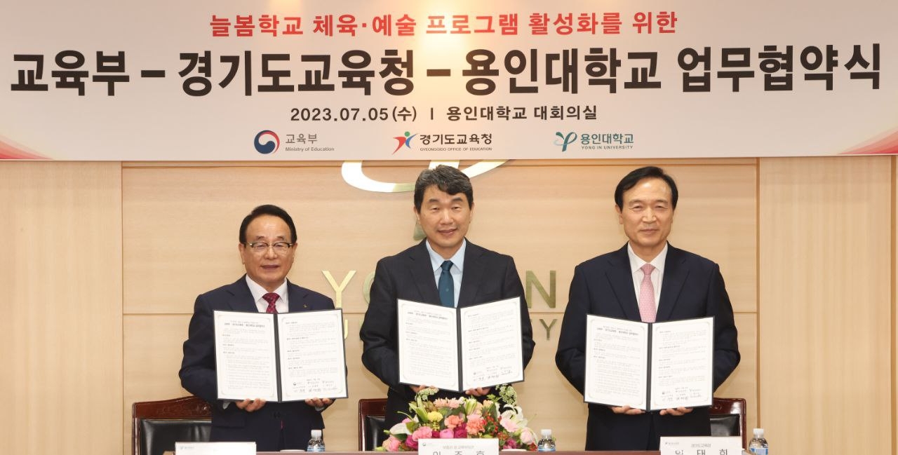 업무협약 체결 후 기념촬영을 하고있다.