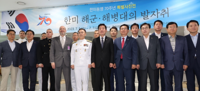 사진=연합뉴스 (김진표 국회의장이 국회 의원회관에서 열린 한미동맹 70주년 특별사진전에서 이종호 해군 참모총장, 국민의힘 이헌승 의원 등 참석자들과 함께 기념촬영하고 있다. 2023.7.5)