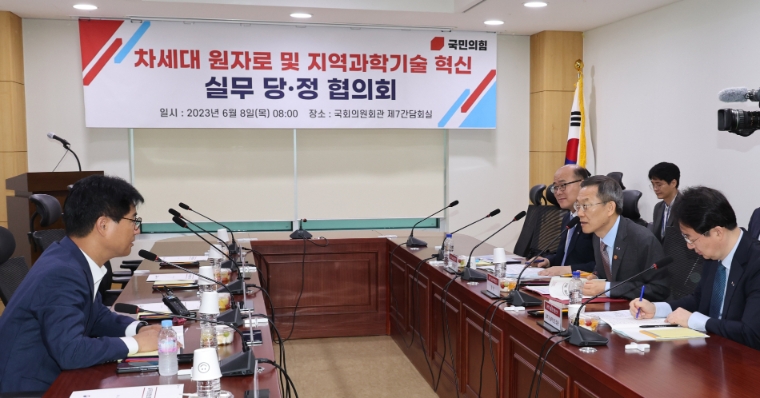 사진=연합뉴스 (김영식 의원이 국회 의원회관에서 열린 실무 당정협의회에서 이야기를 나누고 있다. 2023.6.8)