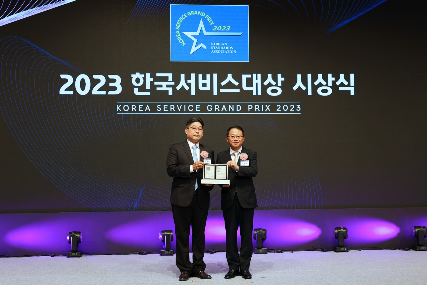 롯데건설 전략기획 부문 주영수 상무(왼쪽)가 ‘2023 한국서비스대상 시상식’에 참여해 수상 후 기념 촬영을 하고 있다.(사진=롯데건설)