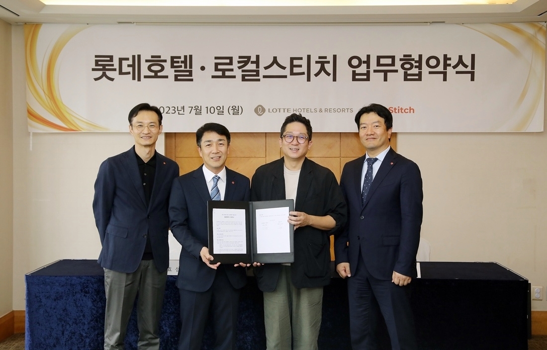 좌측부터 롯데벤처스 임태희 상무, 롯데호텔 이효섭 기획본부장, 로컬스티치 김수민 대표, 롯데호텔 윤민수 미래사업부문장이 업무협약 체결 후 기념 촬영을 하고 있다.(사진=호텔롯데)