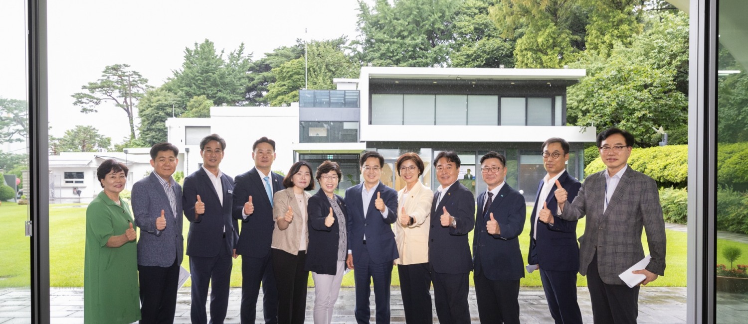 오찬 간담회 참석인사들이 기념촬영을 하고있다.