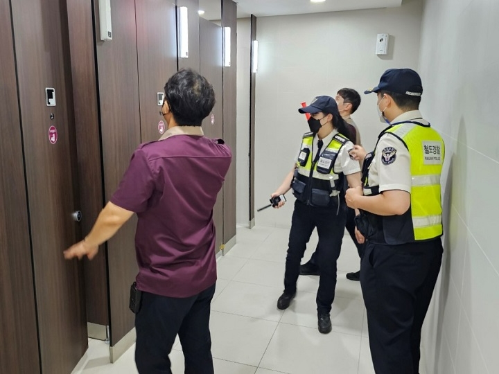 동탄역 몰래카메라 범죄 예방훈련 모습.(사진=SR)
