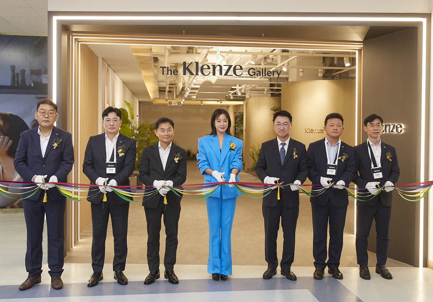 Klenze 모델 김희선(가운데)과 KCC 정재훈 사장(오른쪽에서 세번째)을 비롯한 KCC 임직원들이 The Klenze Gallery 개관 기념 테이프 컷팅식을 진행하고 있다.(사진=KCC)