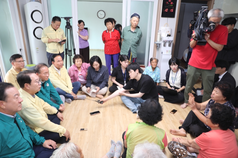 사진=박덕흠 의원실 (16일 집중 호우로 큰 피해를 본 충북 괴산군을 윤재옥 원내대표, 이양수 원내수석부대표, 전주혜 원내대변인 등과 함께 박덕흠 의원은 수해 피해 현장을 살펴보고, 임시 거처인 경로당으로 대피한 주민들을 찾아가 위로했다. 2023.7.16)