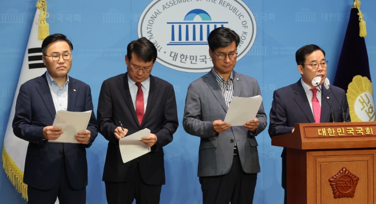 사진=연합뉴스 (국민의힘 소속 국회 과방위 위원들이 서울 여의도 국회 소통관에서 KBS의 지상파 방송사업자 재허가 점수 미달 관련 기자회견을 하고 있다. 오른쪽부터 박성중 간사, 김영식 의원, 윤두현 의원, 홍석준 의원. 2023.7.3)