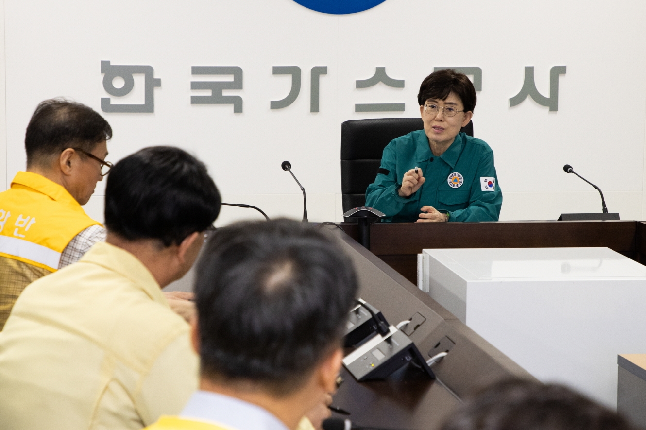 최연혜 가스공사 사장이 중앙통제소에서 폭우 대비 신속 대응을 위해 총괄 지휘하고 있다.(오른쪽 최연혜 가스공사 사장). (사진=한국가스공사)