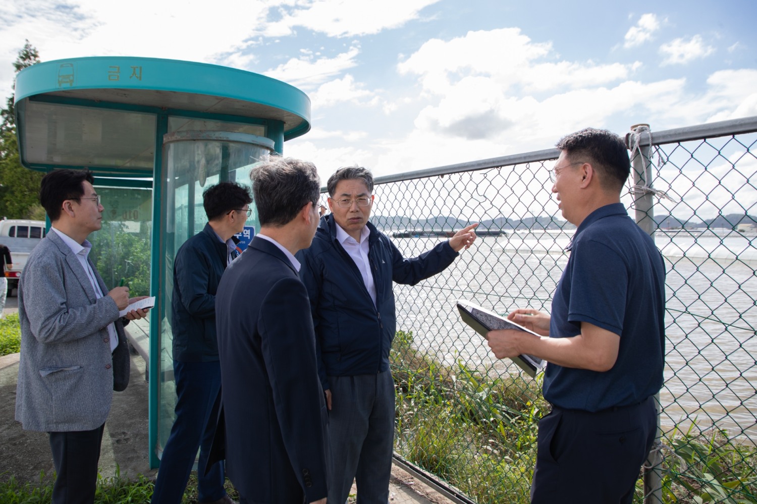 LX공사 김정렬 사장과 박종화 전북지역본부장 등이 지난 17일 익산 망성면·용안면 일대를 찾아 드론을 활용해 폭우 피해를 입은 농겨지 등을 촬영해 신속한 주민 보상을 위한 근거자료를 제공하도록 지시했다.(사진=LX공사)