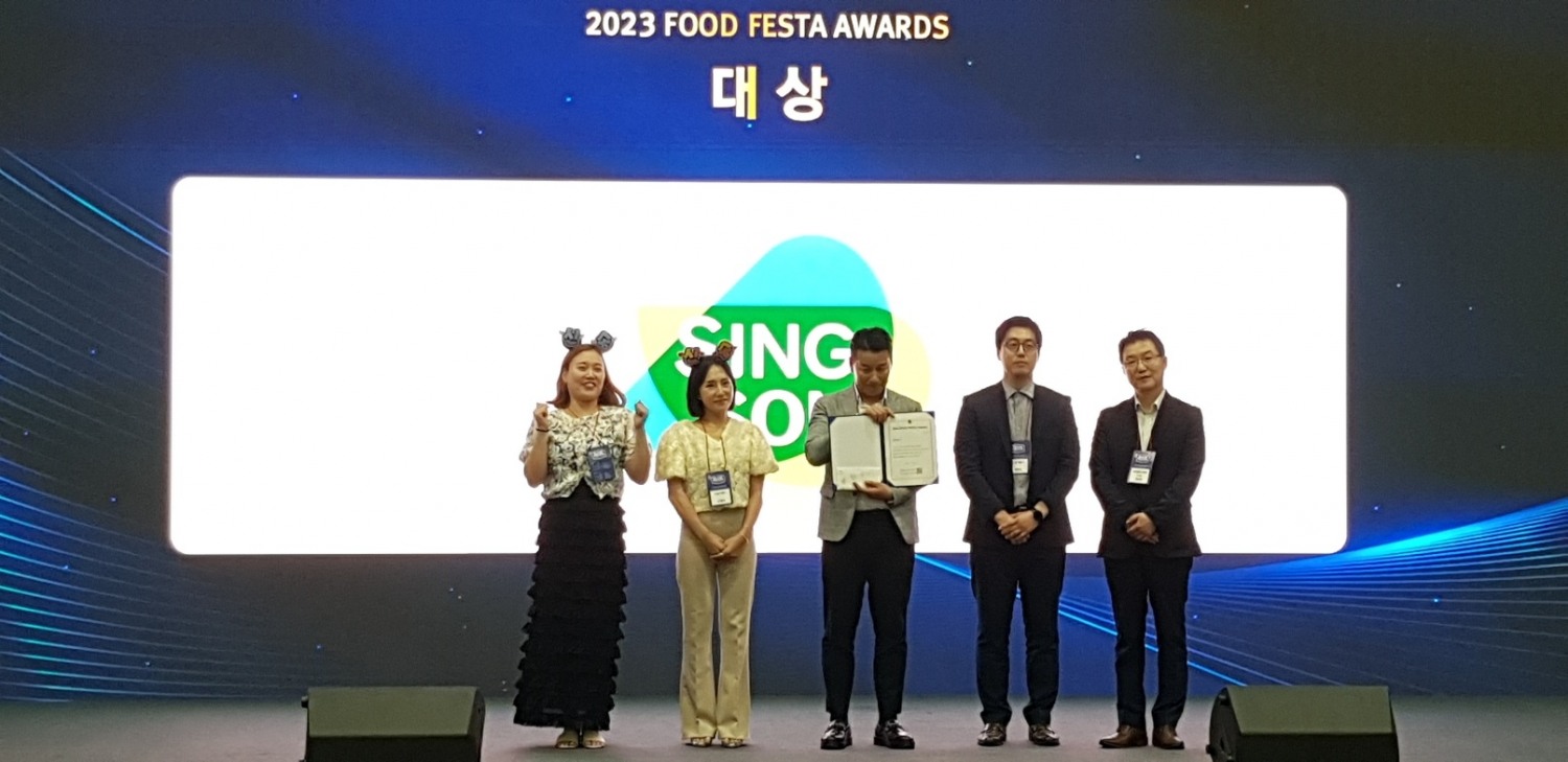 2023 푸드페스타 어워즈 대상 수상식,가운데 신송식품 최병용 그룹장, 맨오른쪽 삼성웰스토리 이강권 부사. (사진=신송식품)