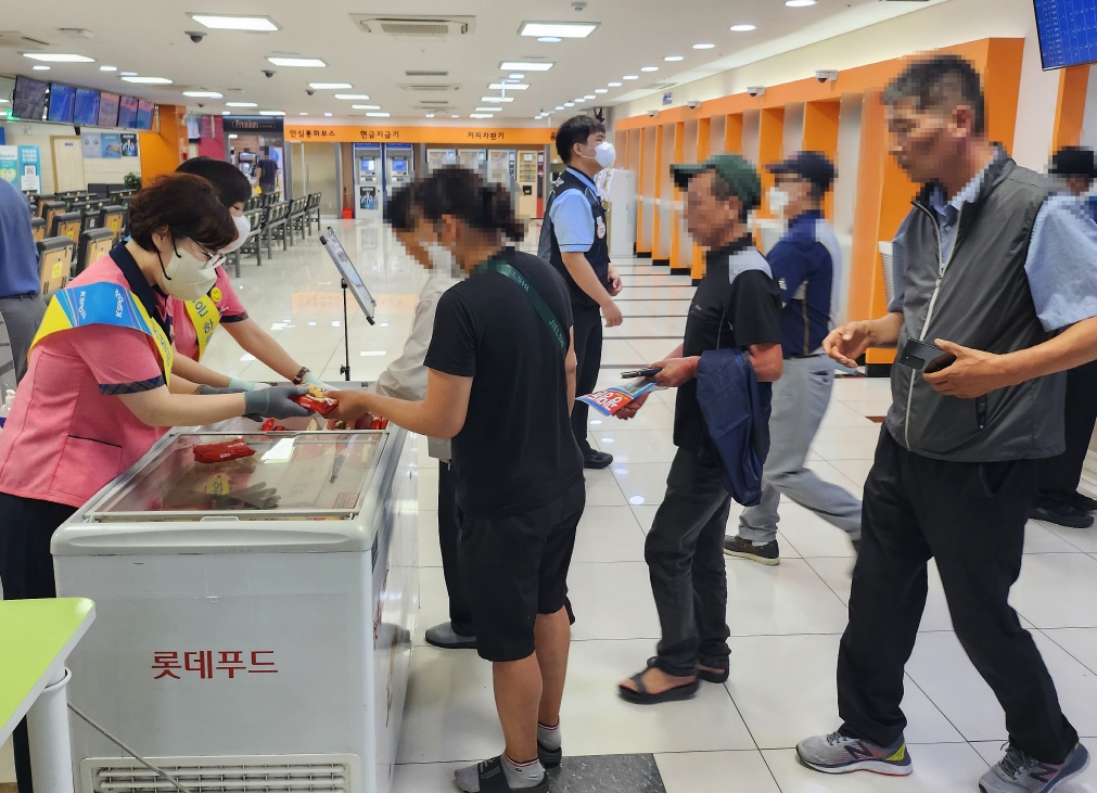 지난 ‘초복’ 경륜경정 장외지점에서 빙과류 제공 고객 사은행사가 진행되고 있다. (사진=국민체육진흥공단)