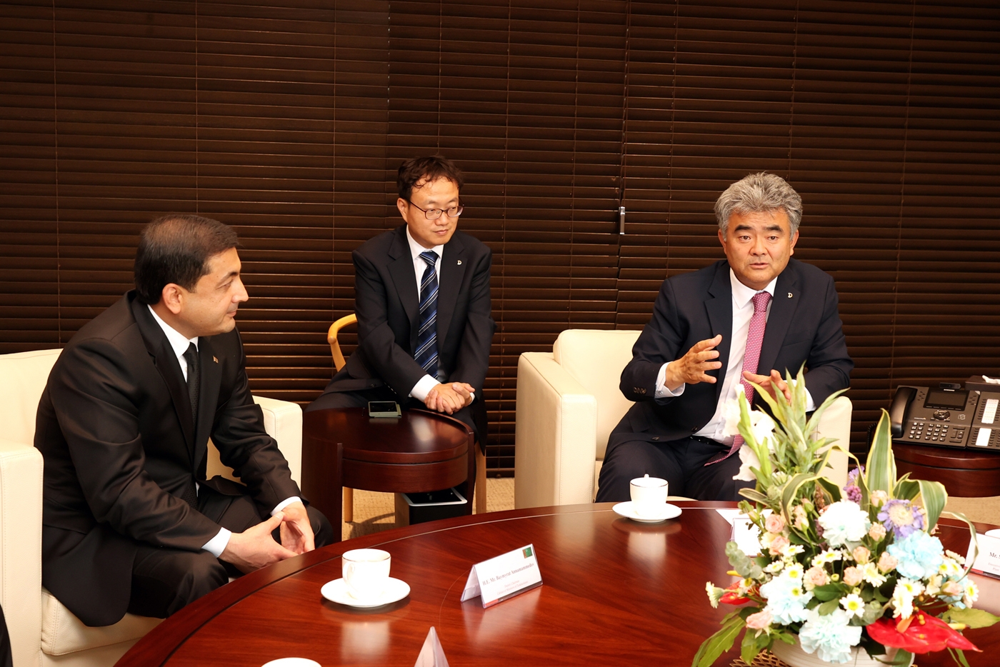 정원주 대우건설 회장(오른쪽)이 17일 오후 을지로 대우건설 본사에서 투르크메니스탄 경제사절단과 면담하고 있다.(사진=대우건설)