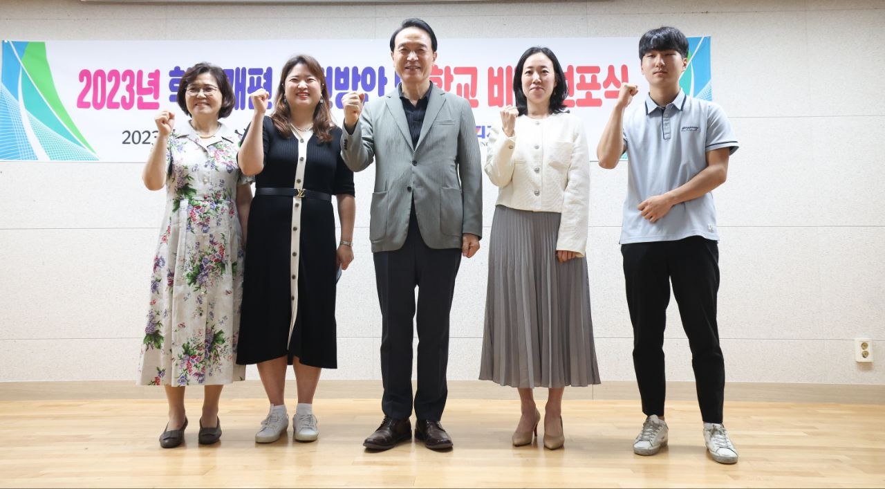 임태희 교육감이 양영디지털고 비전 선포식에서 기념촬영을 하고있다.
