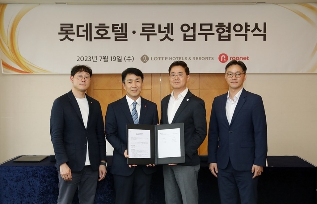 좌측부터 롯데호텔 한대화 IT운영팀장, 롯데호텔 이효섭 기획본부장, 루넷 박기현 대표, 루넷 고세준 이사가 업무협약 체결 후 기념 촬영을 하고 있다.(사진=호텔롯데)