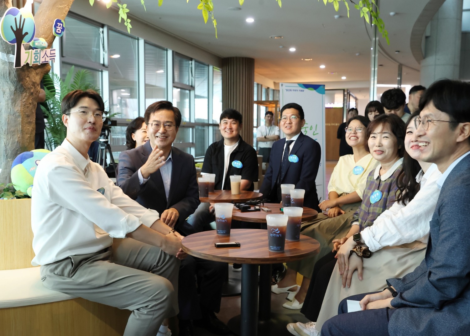 예술인기회소득 최초수혜자 간담회 참석인사들이 기념촬영을 하고있다.