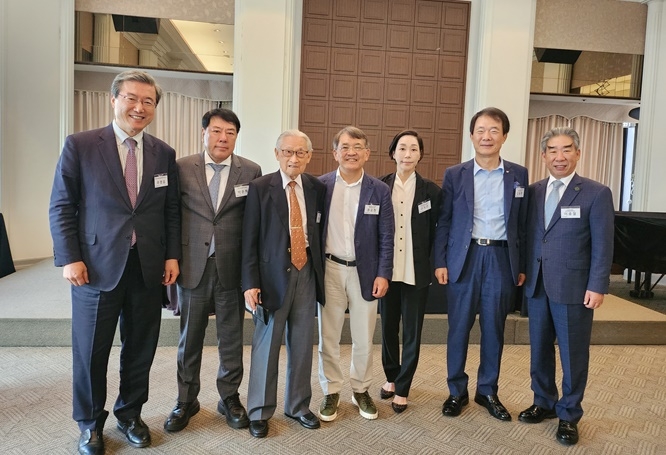 서울대총동창회 산하 관악경제인회 포럼 기념촬영. (사진왼쪽부터 주영섭 서울대특임교수, 박준희 아이넷방송 회장, 조완규 전 서울대총장, 권오현 서울대학교 이사장, 구지은 아워홈 대표이사, 김종훈 한미글로벌 회장, 금조 이종철 회장). (사진제공=아이넷방송)