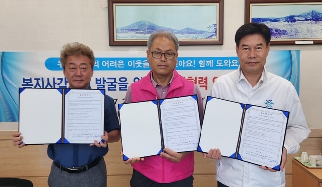 박상준 철마면장(우측), 이상연 협의체위원장(가운데), 송영규 철마우체국장(좌측)이 복지사각지대 발굴을 위한 민관협력 업무협약을 체결하고 기념촬영.(사진제공=부산 기장군)