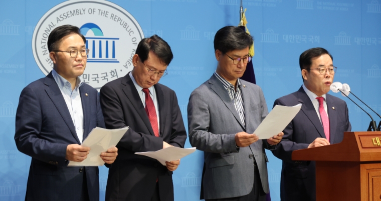 사진=연합뉴스 (국민의힘 소속 국회 과방위 위원들이 3일 국회 소통관에서 KBS의 방송사업자 재허가 점수 미달 관련 기자회견을 하고 있다. 맨 왼쪽이 홍석준 의원. 2023.7.3)
