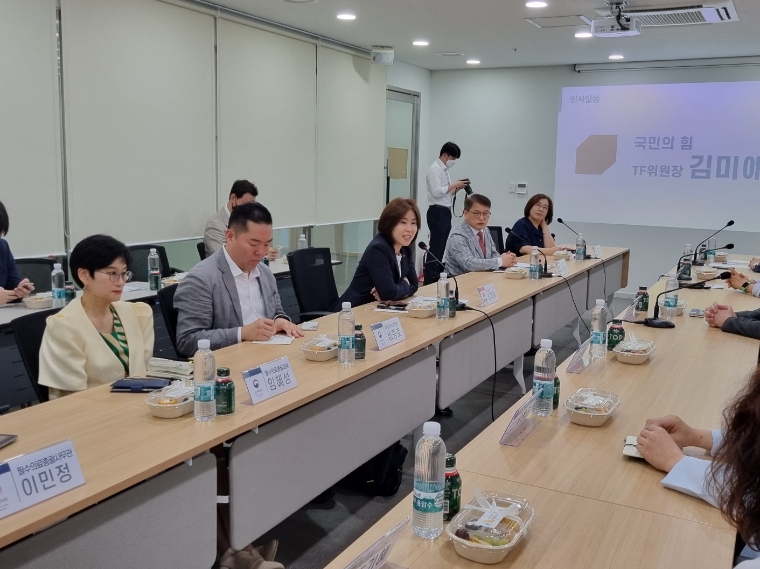 사진=김미애 의원실 (국민의힘 '소아청소년과 의료대란 해소 TF' 김미애 위원장은 27일 서울 '성북우리아이들병원'을 방문해 소아진료 협진 활성화 방안을 논의하고 있다. 2023.7.27)