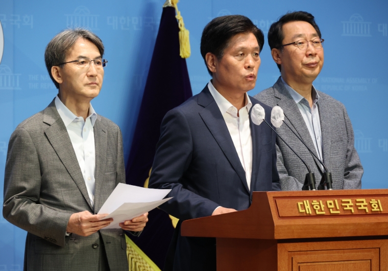 사진=연합뉴스 (더불어민주당 국회 과학기술정보방송통신위원회 의원들이 국회에서 과방위 파행에 대한 국민의힘 사과 촉구 기자회견을 하고 있다. 왼쪽부터 정필모, 조승래, 윤영찬 의원. 2023.7.12)