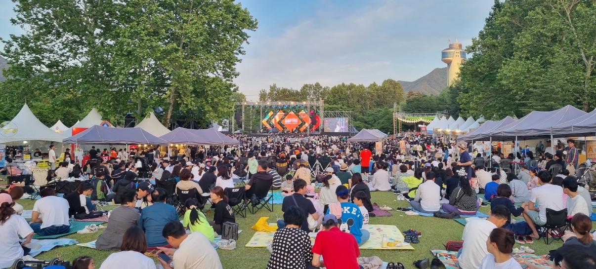 지난 5월 미사경정공원 바비큐비어 페스티벌에서 수많은 인파 속에 뮤지션 공연이 진행되고 있다. (사진=국민체육진흥공단)