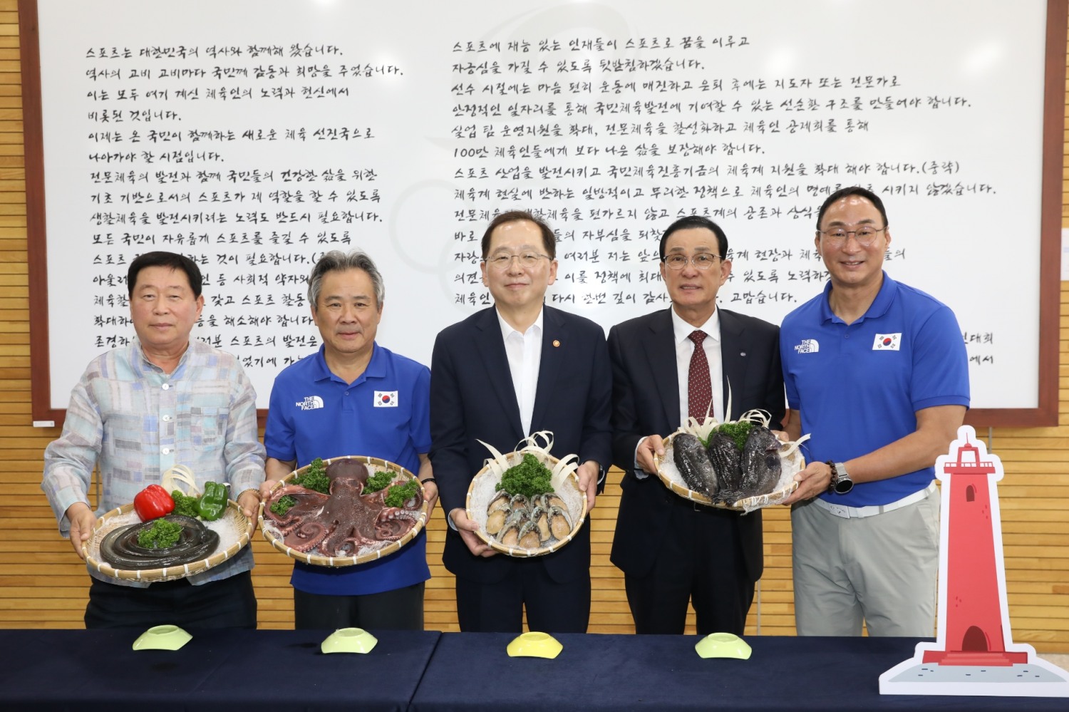 수협중앙회가 4일, 충북 진천 선수촌을 방문해 아시안게임 참가 선수들의 선전을 기원하기 위해 보양 수산물 1,500인분을 제공한 가운데, 노동진 수협중앙회장이 여자 배드민턴 세계 1위에 오른 안세영 선수에게 수산물 특식을 배식하고 있다. (사진=수협중앙회)