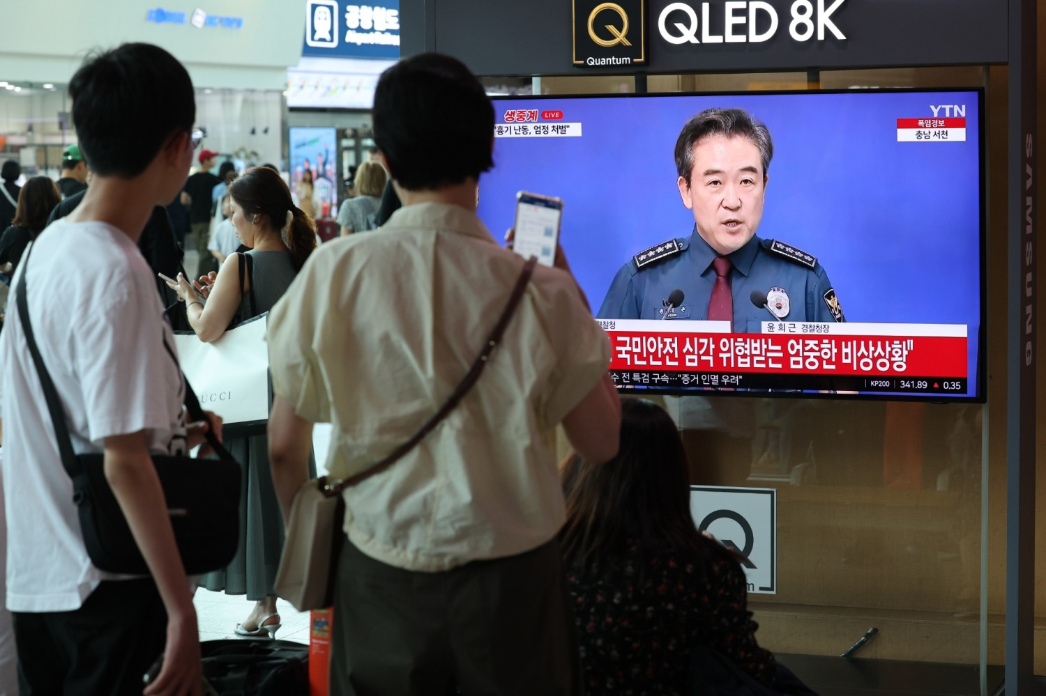 4일 오후 서울역 대합실에 설치된 TV에서 윤희근 경찰청장의 흉기난동 관련 대국민 담화 발표가 생중계되고 있다.(사진=연합뉴스)