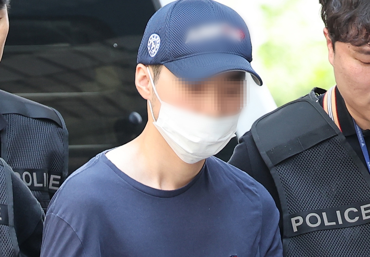 14명의 부상자가 발생한 '분당 흉기 난동' 사건 피의자 최모 씨가 5일 오후 구속 전 피의자 심문(영장실질심사)을 받기 위해 경기도 성남시 수원지방법원 성남지원으로 출석하고 있다.(사진=연합뉴스)