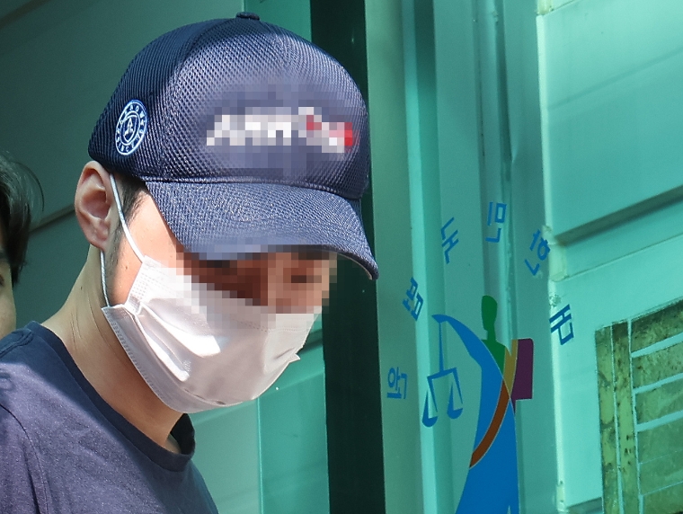'분당 흉기 난동' 사건 피의자 최모 씨가 지난 5일 오후 경기도 성남시 수원지방법원 성남지원에서 구속 전 피의자 심문을 마치고 나오고 있다. 사진=연합뉴스