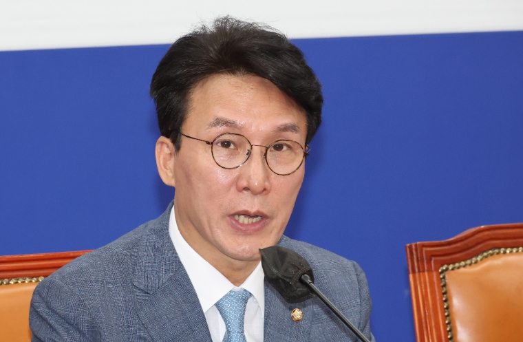 사진=연합뉴스 (더불어민주당 김민석 정책위의장이 국회에서 열린 원내대책회의에서 발언하고 있다. 2023.7.11)