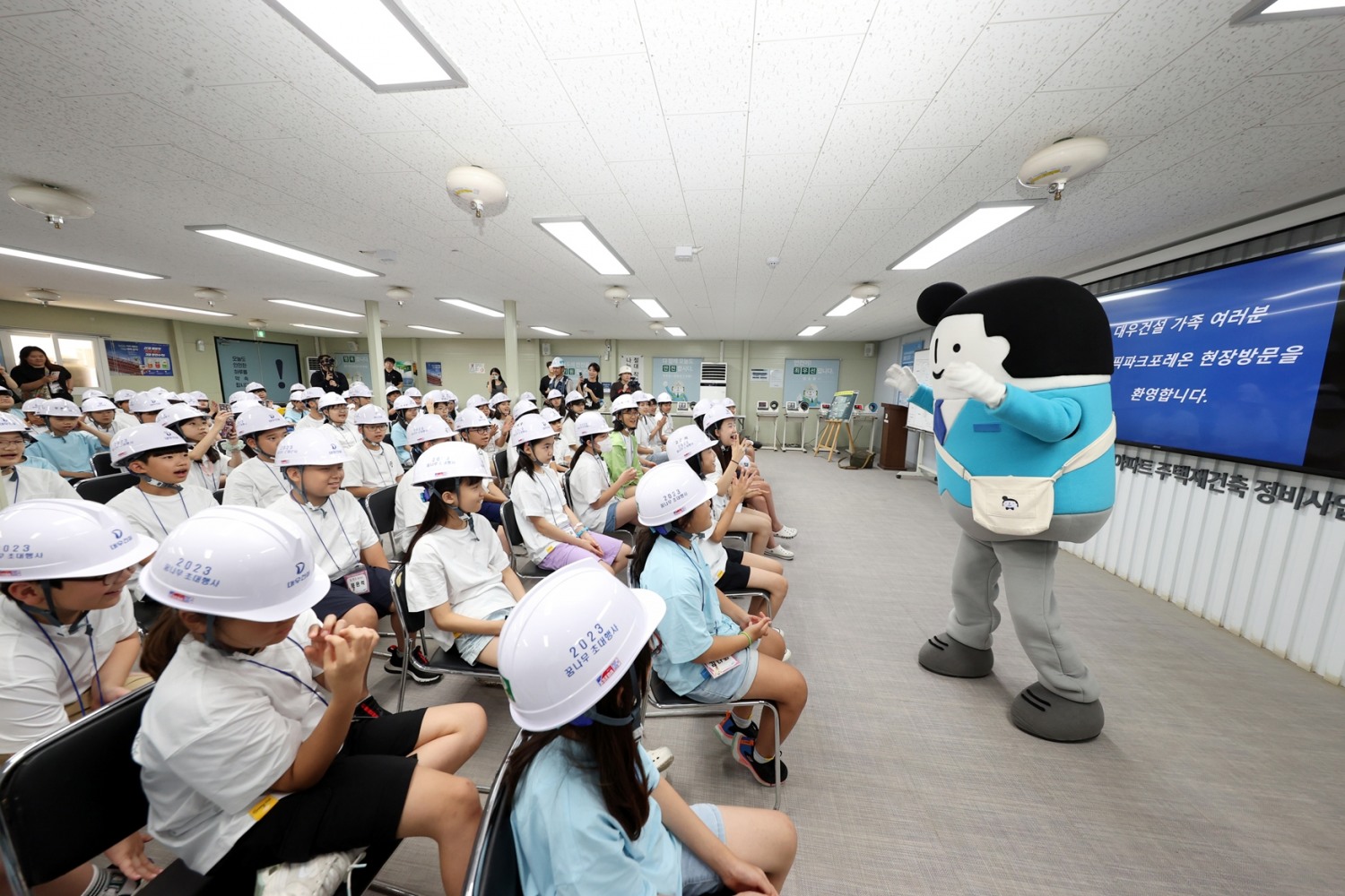 대우건설 꿈나무 초대행사 프로그램 중 하나인 올림픽파크포레온현장 견학을 진행하고 있다.(사진=대우건설)