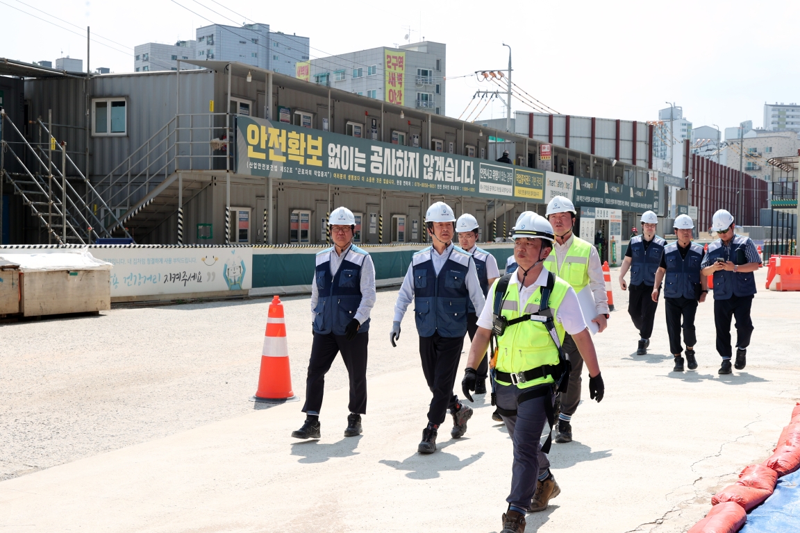지난 7월 ‘베르몬트로 광명’ 현장을 방문한 대우건설 백정완 사장(왼쪽에서 2번쨰)과 CSO 민준기 전무(왼쪽에서 첫번째).(사진=대우건설)