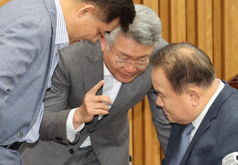 사진=연합뉴스 (대법관 임명 동의에 관한 여의도 국회에서 열린 인사청문특별위원회 전체회의에서 더불어민주당 이상민 의원, 김회재 의원(가운데), 김병욱 의원이 이야기를 나누고 있다. 2023.7.17)