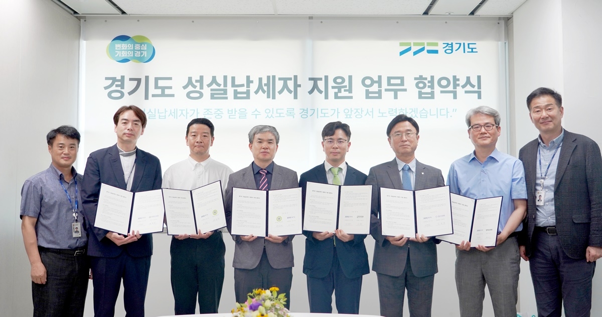 업무협약 체결 후 기념촬영을 하고있다.