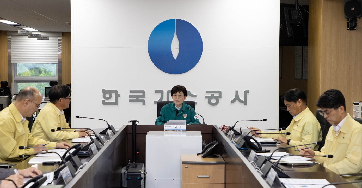 한국가스공사는 9일 사장 주재로 경영임원 및 사업소장과 함께 태풍 대비 전사 상황점검 화상회의를 진행해 전국 사업소의 안전관리대책 및 긴급복구태세 등을 점검했다.(가운데 최연혜 가스공사 사장). (사진=한국가스공사)