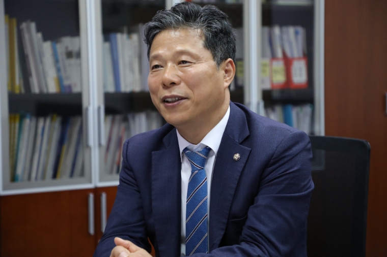 사진=연합뉴스 (국회 보건위 소속 더불어민주당 서영석 의원이 국회에서 연합뉴스와 '청소년 마약'을 주제로 인터뷰하고 있다. 2023.7.19)