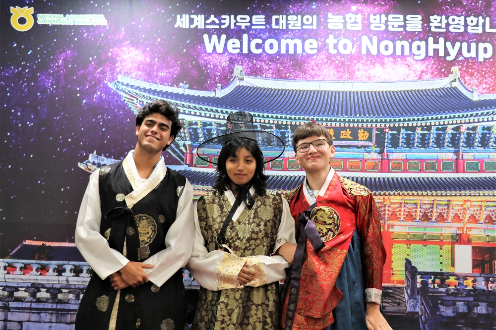 11일 서울 중구 농협 농업박물관에 방문한 아르헨티나 잼버리 스카우트 대원들이 한복을 입고 포토월 앞에서 기념촬영을 하고있다. 사진=농협중앙회