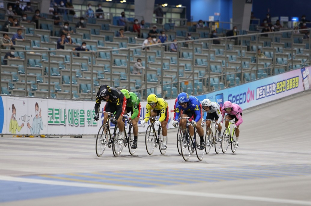 광명스피돔에서 출전 선수들이 경합을 벌이고 있다. (사진=국민체육진흥공단)